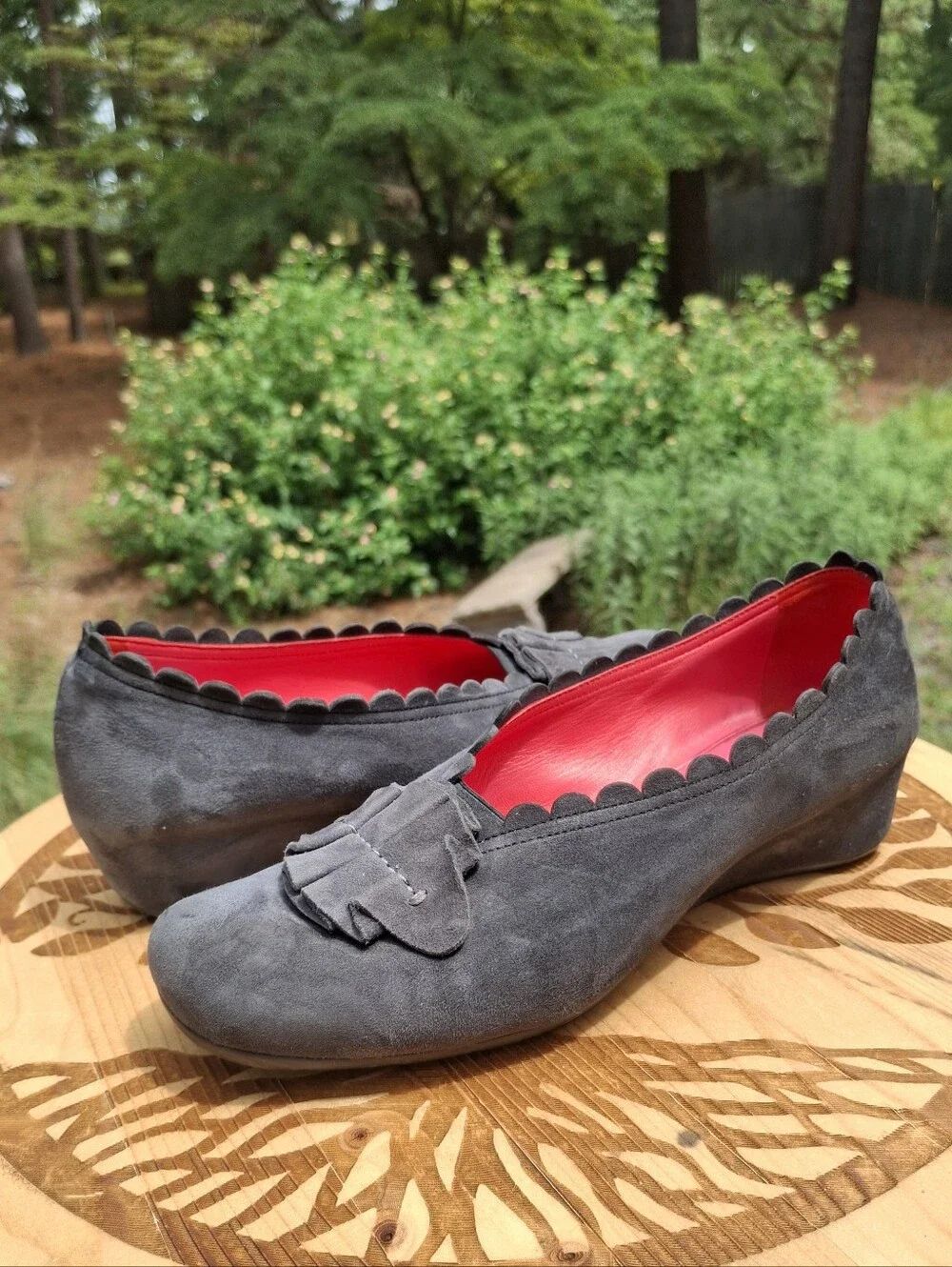 VTG Pas de Rouge Petra Grey Suede Scalloped Ruffle Sacchetto Low Wedge Pump Sz 7